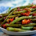 Зеленая фасоль с вялеными помидорами и грецкими орехами