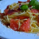 Спагетти с кусочками  ветчины и грейпфрутом