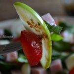 Шпинатный салат с ветчиной , яблоком и клубникой