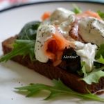 Сэндвич с копченным лососем и соусом Айоли