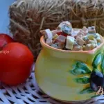 Яичный салат с маслинами и молочной колбасой