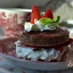 Пирожное с клубникой и взбитыми сливками