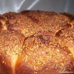 Пирог с карамельно-ореховой посыпкой