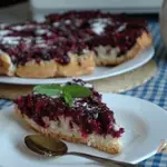 Шарлотка со смородиной и орехами