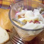 Закусочный салат из яиц, соленых огурцов и редиса