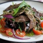 Салат с говядиной , соусом из  каперсов и петрушки