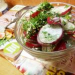 Салат из редиса с кунжутом и мятой