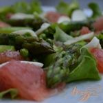 Салат со спаржей и кусочками грейпфрута