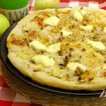 Пицца с яблоками и грецкими орехами