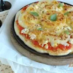 Пицца с куриным филе и ананасом