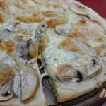 Пицца с шампиньонами и яблоками
