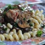 Говяжьи ребрышки с грибочками и жемчужным луком