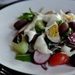Салат весенний с яйцом и оливками