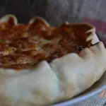 Открытый пирог с фасолью в томатном соусе