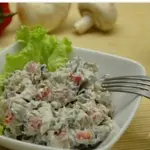 Салат с шампиньонами и птицей