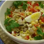 Салат с помидорами, копченой скумбрией и яйцами