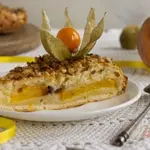 Пирог с персиками и грецкими орехами
