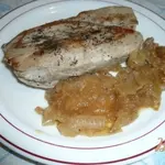 Свинина с яблочно-луковым соусом