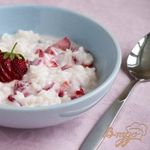 Рис с клубникой и йогуртом