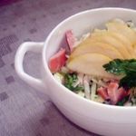 Овощной салат с грушей и прикопчеными сосисками