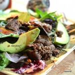 Салатная смесь с куриной печенью и авокадо