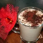 Горячий молочно-шоколадный коктель с бананом