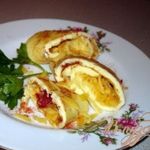 Рулет  с вялеными помидорами и сыром