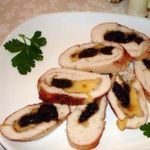 Рулет из курицы с черносливом и сыром