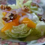 Cалат с карамельными орехами и дольками мандарина