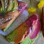 Цветная булка с маком
