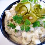 Салат с фасолью и маринованными огурцами