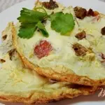Яйца с гренками и помидорами