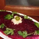 Салат со свеклой и копченой курицей