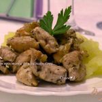 Куриные грудки в пряном винно-луковом соусе