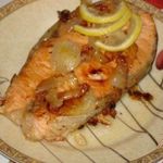 Форель (семга, лосось) на луковой подушке в сотейнике