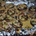Фаршированные сыром с ветчиной грибочки