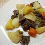 Зпеченные овощи с мясом в виноградном соке