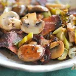 Лук-порей с беконом и грибами