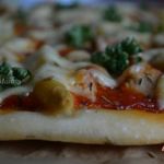 Пицца с куриным мясом и белой спаржей