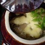 Картофель с грибами и курицей в горшочке