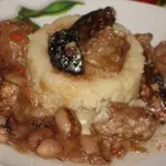 Мясо по-грузински с фасолью, черносливом и орехом.