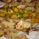 Куриные шашлычки с ананасами на шампурчиках