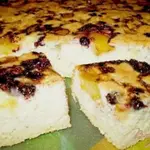 Шарлотка с яблоками и смородиной