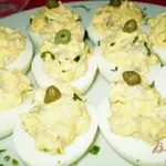 Яйца фаршированные мясом и каперсами