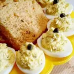 Яйца фаршированные каперсами и дайконом