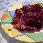 Свекольный салат с квашеной капустой и яблоком