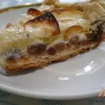 Пирог из слоеного теста с яблоками и изюмом