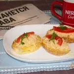 Французские гренки с сыром, помидором и зеленью