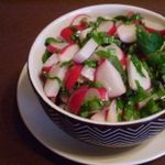 Салат из редиса с петрушкой и черемшой