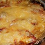 Мясо под шубкой из овощей и сыра